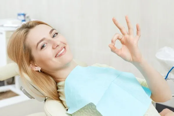Entspannter Patient bei einer schmerzfreien zahnärztlichen Behandlung